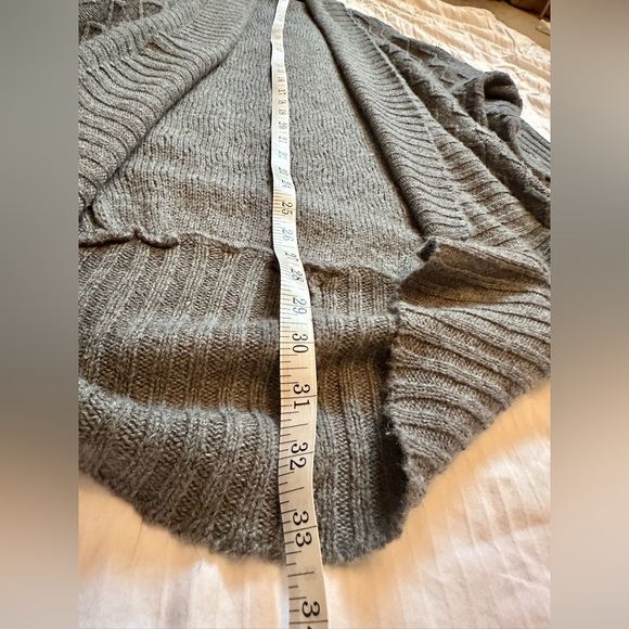 Gorgeous knit grey shrug - Picture 5 of 5